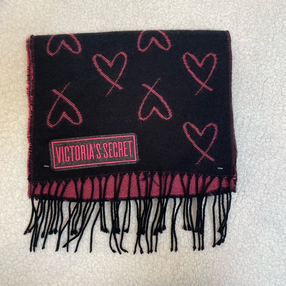 Victoria’s Secret heart scarf